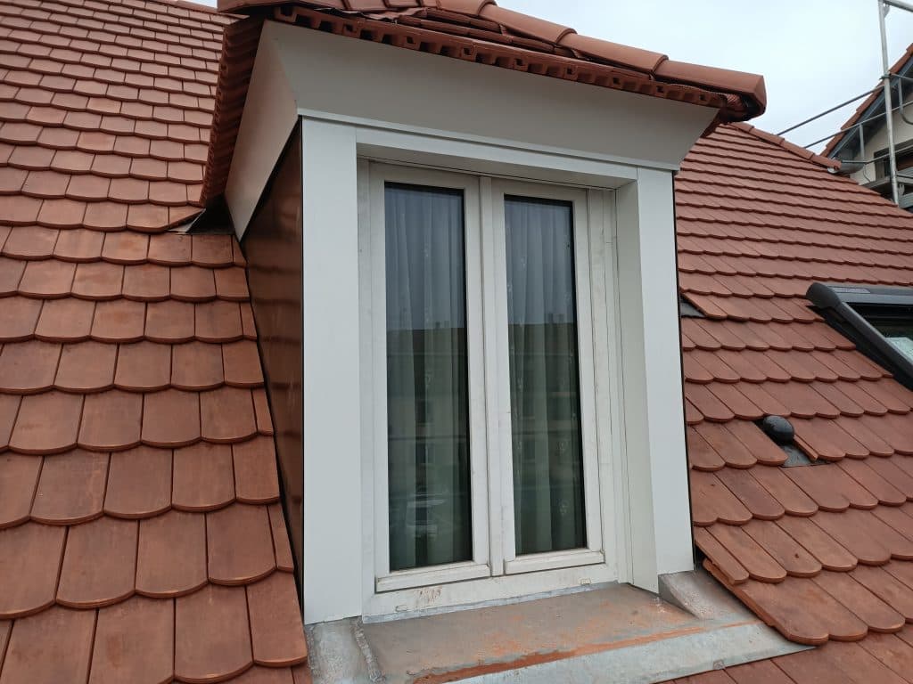 Réfection totale de toiture avec isolation biosourcée et création de velux en pose jumo