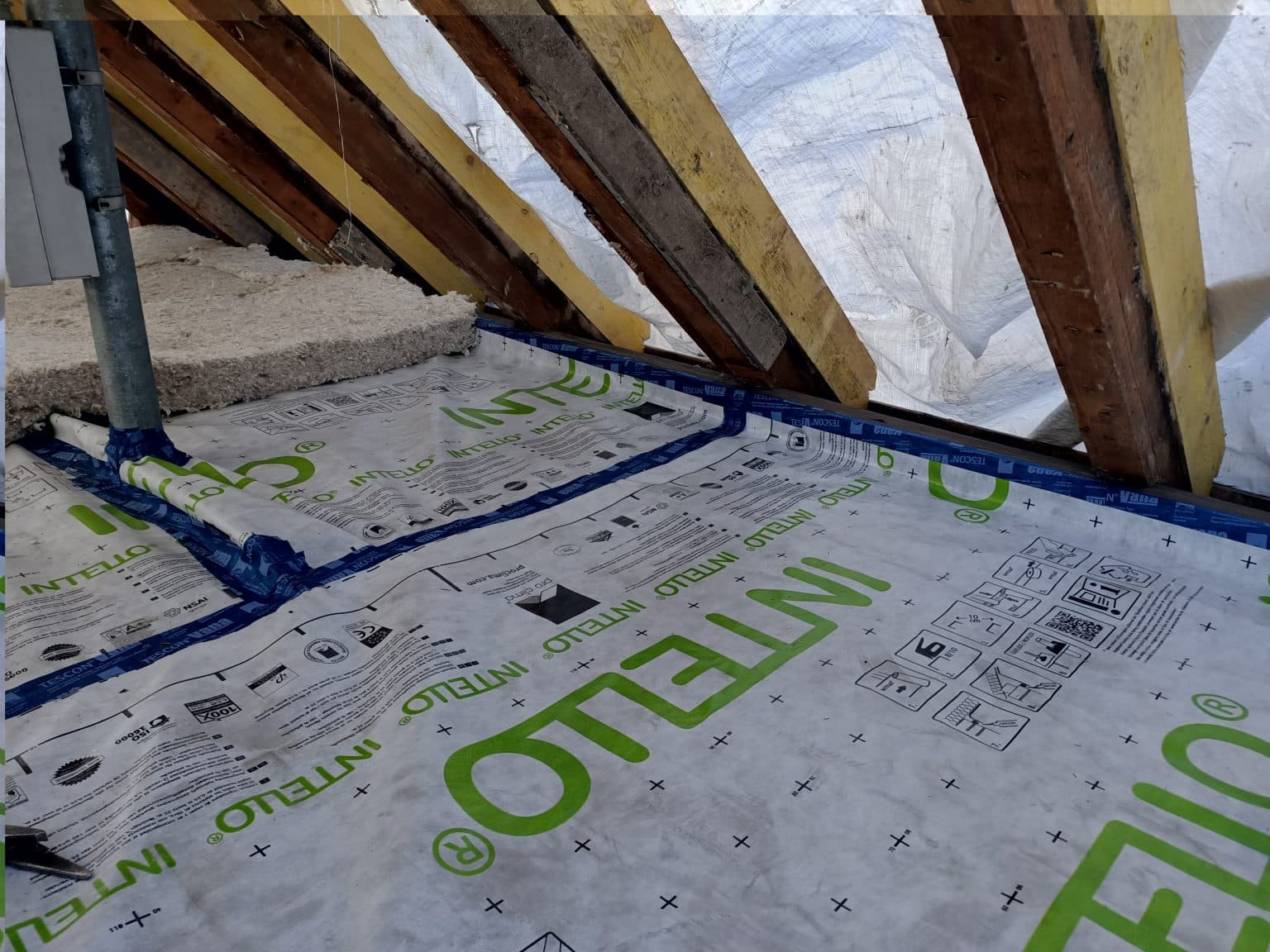 Réfection totale de toiture avec isolation biosourcée, étanchéité à l’air et création d’une verrière atelier